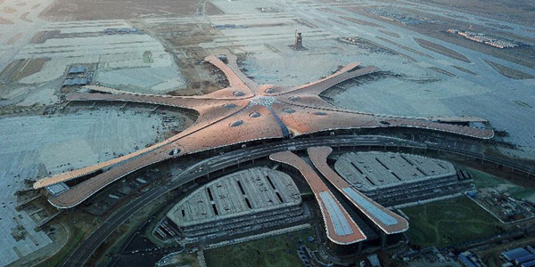 Вид с высоты птичьего полета на новый международный аэропорт Пекина