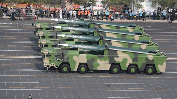 Дебют китайских ракет в обычном снаряжении Dongfeng-17 на военном параде в честь Национального праздника КНР
