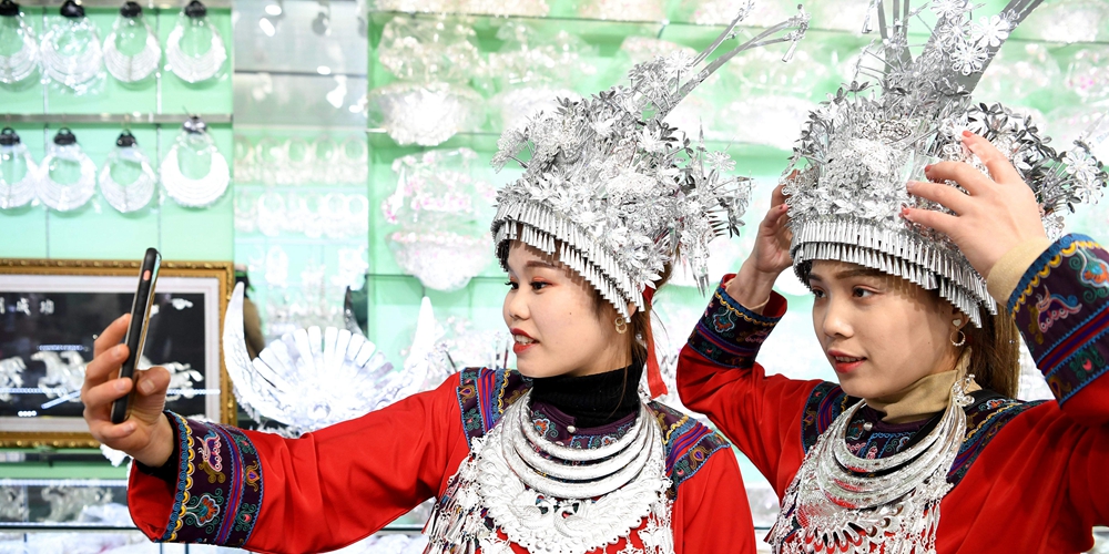 Жители уезда Жунцзян приобретают праздничные украшения