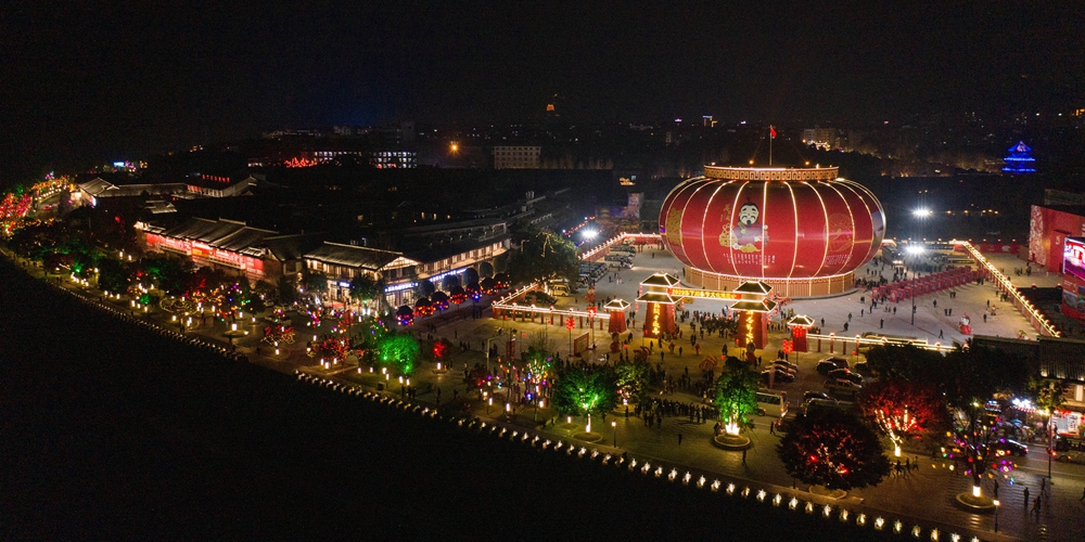 В древнем городе Ланчжуне появился гигантский новогодний фонарь