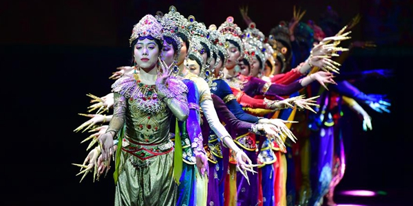 В провинции Ганьсу возобновили представление шоу "Золотые крыши святыни -- Лабранг"