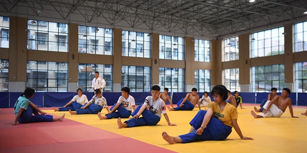 Занятия по дзюдо в спортивной школе города Чжанцзяцзе